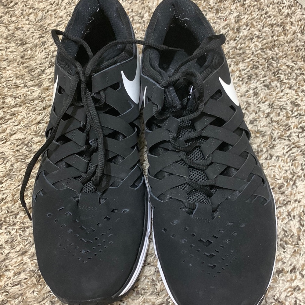 Black and white Nike shoes *NEVER WORN*